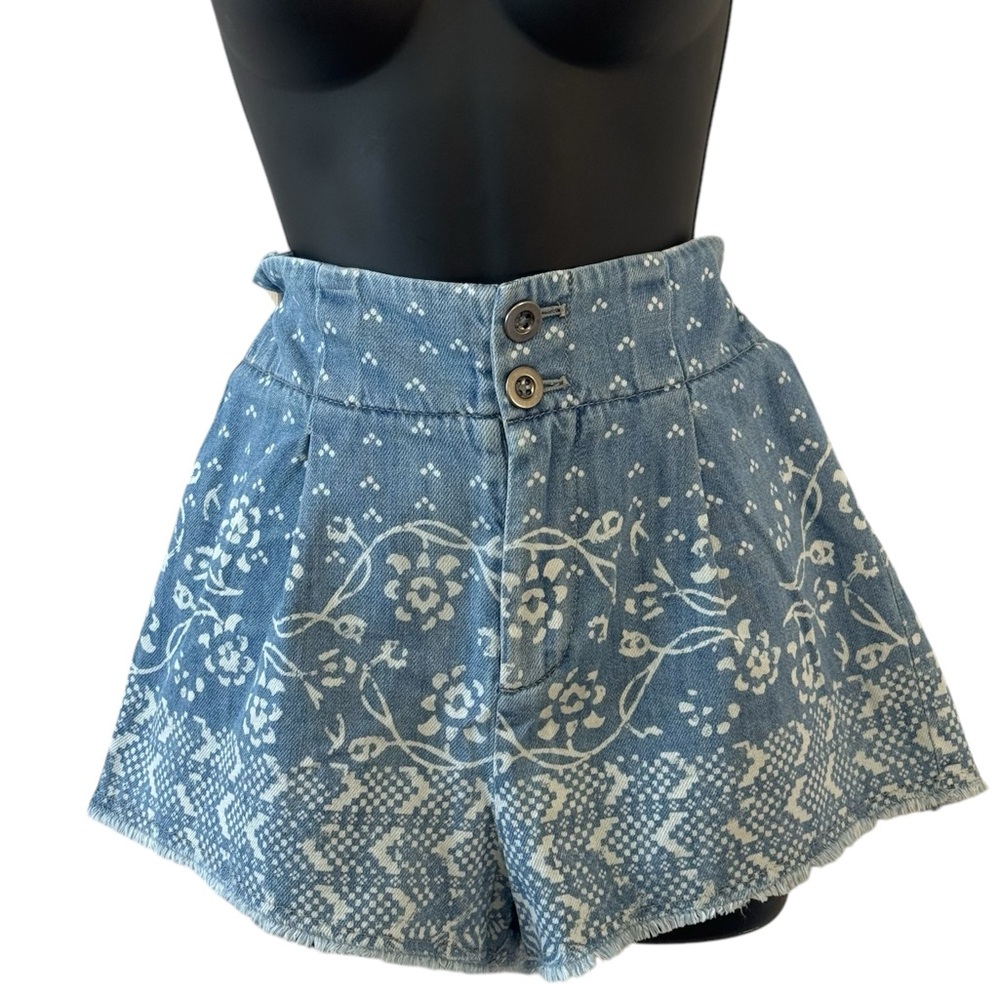 Rare Free People Light Wash frayed hem white lace block print short shorts